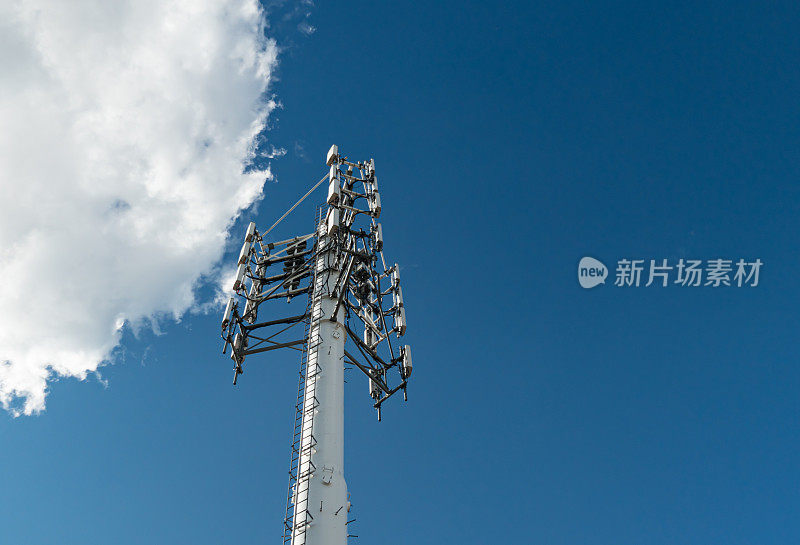 手机通信无线电天线，3G, 4G, 5G, 6G。天线在多云的蓝天在夏天。蜂窝GSM发射塔。电信基站网络。